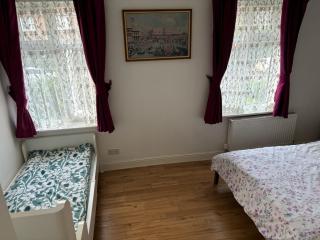 Spacious 2 bedroom House with Garden - London - 5