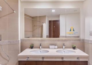 Luxurious 2 Bed Next to Burj Khalifa, Hosted by Desert City Stays - Dubai - 7