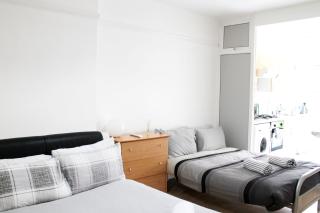 Large Studio Garden Flat on Golders Green Road - London - 7