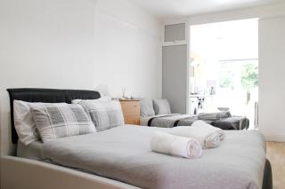 Large Studio Garden Flat on Golders Green Road - London - 0