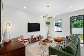 Close to DT Tampa Newly Designed Fully Stocked Kitchen - 3