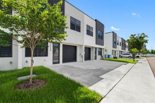 Close to DT Tampa Newly Designed Fully Stocked Kitchen - 4