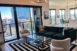 Luxe Penthouse Downtown - 8