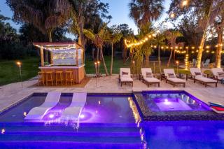 No 1 Largest Tampa Private Compound, 11BR Sleeps 40 - 7