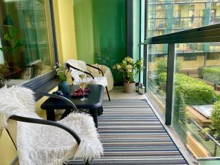 Charming City Centre Apartment with Free Parking and Spacious Balcony - 2