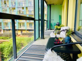 Charming City Centre Apartment with Free Parking and Spacious Balcony - 1