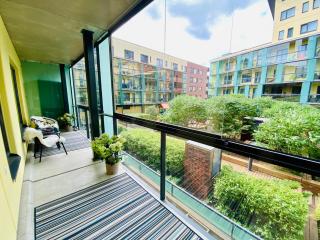 Charming City Centre Apartment with Free Parking and Spacious Balcony - 3
