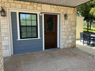 Quaint studio in Hill Country - 3