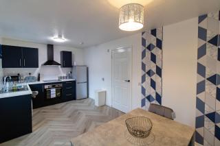 Luna Apartments 4 Bedrooms 2 Bathrooms-Great Prices!! - 6