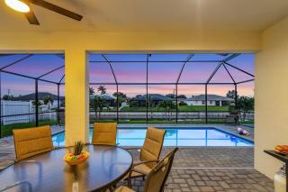 Tranquil Canal Views, Saltwater Pool - Modern Retreat on the 21st - Roelens - 7