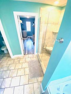 Newly renovated modern, spacious & quiet location - 6