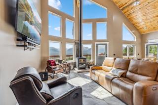 Custom 2BR & Loft Home, with Hot Tub & Stunning Views - 9