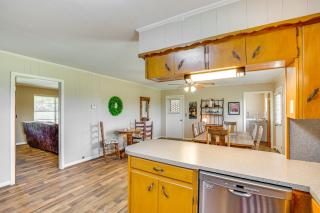 Cozy De Kalb Home with Grill on 100 Acres! - - 1
