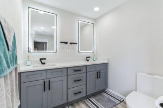 Coastal Comfort Getaway in the Heart of SRQ - 9