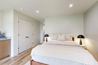 Walk to River Oregon Studio Near Attractions - 4