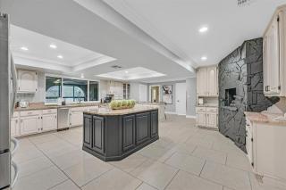 High-End 5 BR Villa w Pool, Gym, Hot Tub, Games - Las Vegas - 2