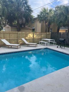 Spacious 2 bedroom just a 2 min walk to the beach! - 4