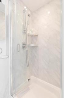 Lockable ensuite room in modern space with shared kitchen Fast WIFI - Londres - 1