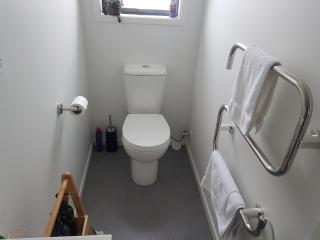 Charming Getaway by Hospital with Free Parking - Hamilton - 1
