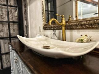 Adorable French Cottage style - 1 bedroom. - 7