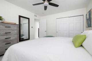 Beautiful Home with heated pool and Fenced Yard by Siesta Key! - Sarasota - 3