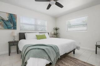 Beautiful Home with heated pool and Fenced Yard by Siesta Key! - Sarasota - 1