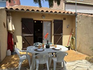Maison à 750m de la plage avec terrasse - 4 pièces, 8 couchages, TV, parking inclus, à Saint Pierre La Mer - FR-1-229D-144 - Fleury - 0