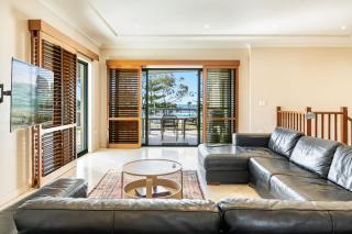 Byron Bay Beachfront Holiday Apartment - Pool, Ocean Views, 3 Bedrooms, Family & Group Accommodation - 9