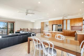 Byron Bay Beachfront Holiday Apartment - Pool, Ocean Views, 3 Bedrooms, Family & Group Accommodation - 8
