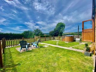 Intimate Hot Tub Getaway, Cosy Couples Retreat - 0