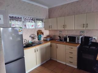 Upstairs Flat Sea Views Pet Friendly - Ballito - 6