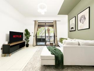 Trophy 2BR Aladdin Estate w Burj Khalifa View - Dubai - 8