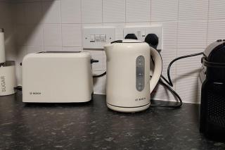Large 2 bed flat in Bolton - 2