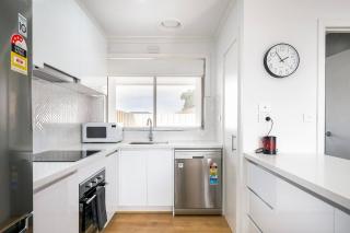 A Private Hideaway with Large Backyard and CarParks - 5