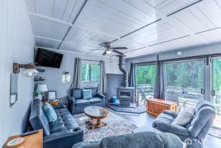 Cozy Cottage with Stunning Deck Views - 7