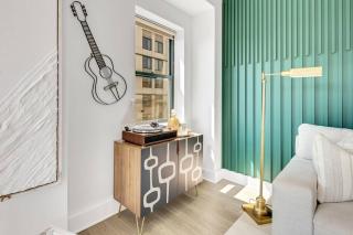 Penthouse Perfection With Unmatched Skyline Views - Stamford - 3