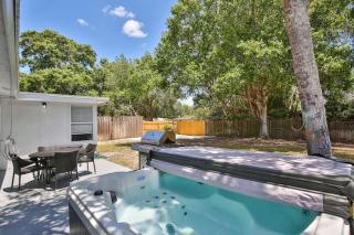 Fenced in With Jacuzzi Close to Siesta Key Bridge! - 0