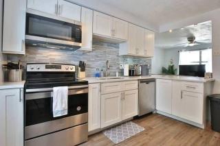 Fenced in With Jacuzzi Close to Siesta Key Bridge! - Sarasota - 5