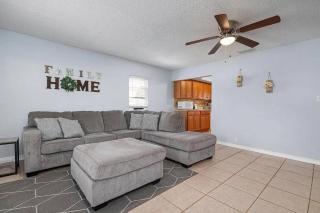 Home With Fenced Yard, Hot tub, Grill and 3 King Beds! - Sarasota - 3