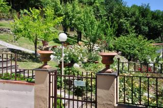 Cozy Retreat with Pool and Stunning Views in Gattaia - 1