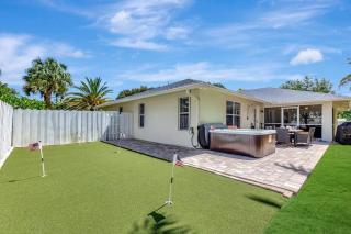 Hottub! Mini Golf! Water Access! Pets! 5min beach! - West Palm Beach - 9