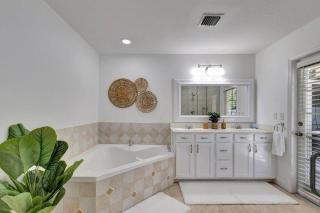 Hottub! Mini Golf! Water Access! Pets! 5min beach! - West Palm Beach - 2