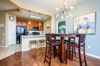 Beautiful Modern Condo, Near The Parks! 3021 - 9