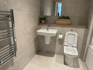 NEW Penthouse height Flat, City View Balcony, Free Gym & More Minimalistic Home - Manchester - 6