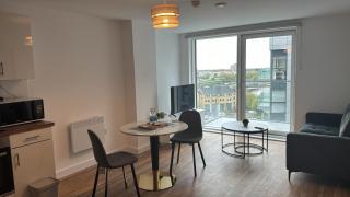 Penthouse height Flat, City View Balcony, Quiet, Free Wifi, Gym & More Minimalistic Home - 8