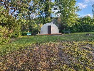 D4 Badlands Bunker Dome- 1 Queen Pet Friendly - Drumheller - 8