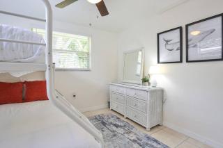 Hot Tub Retreat with Big Private Fenced Yard by Beach - Sarasota - 4