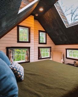 Treetop Hideaways: Redbud Treehouse in Chattanooga - 1