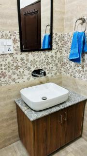 Aerocity Retreat - Luxe Stay in Chandigarh - 8