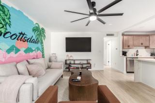 Modern-industrial Old Town Condo Wpool, & Wd - Scottsdale - 3
